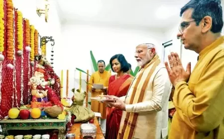 PM Narendra Modi's visit to CJI Chandrachud's home.