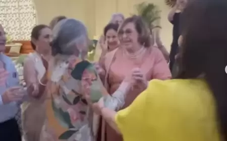 Salman Khan's mother Salma Khan dances with Helen.