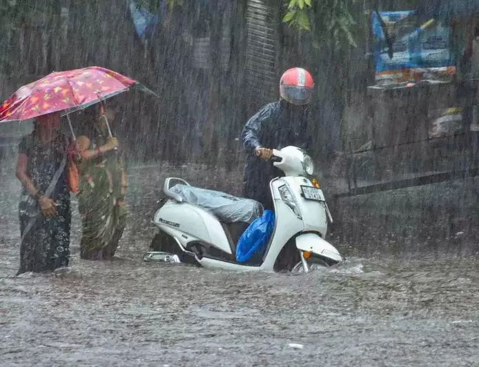 Waterlogging Back to Haunt Gujarat, Surat Streets Flooded by Heavy Rain; Schools Closed